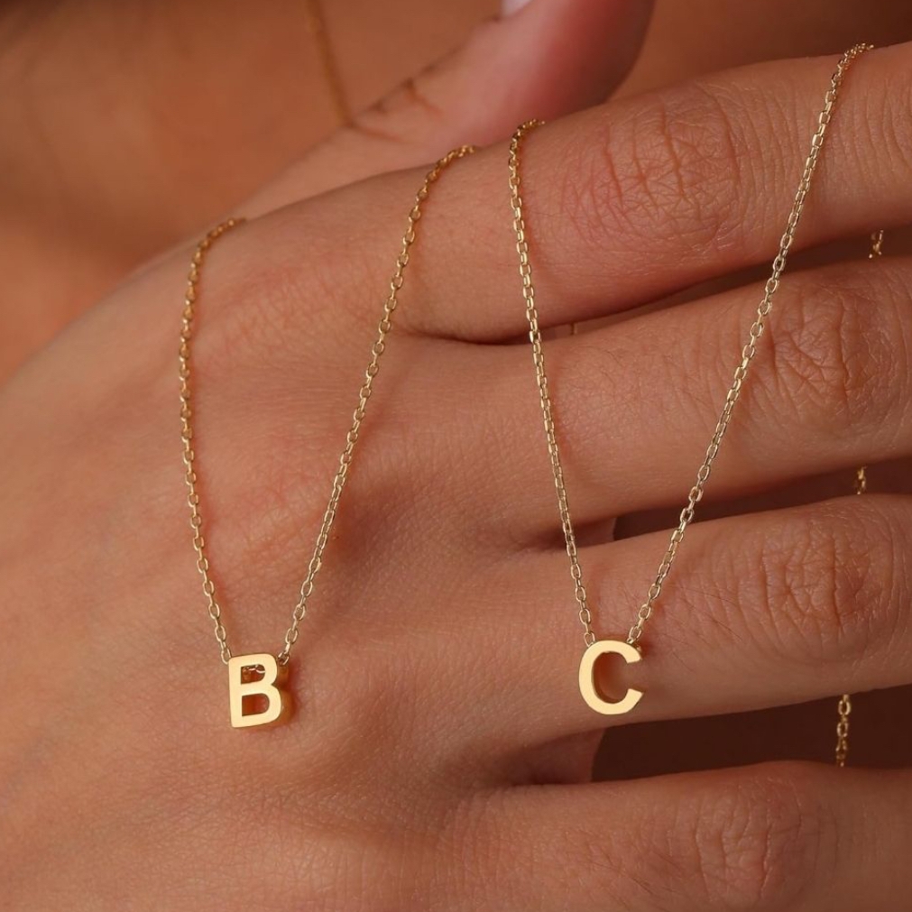 колие с буква В С подарък