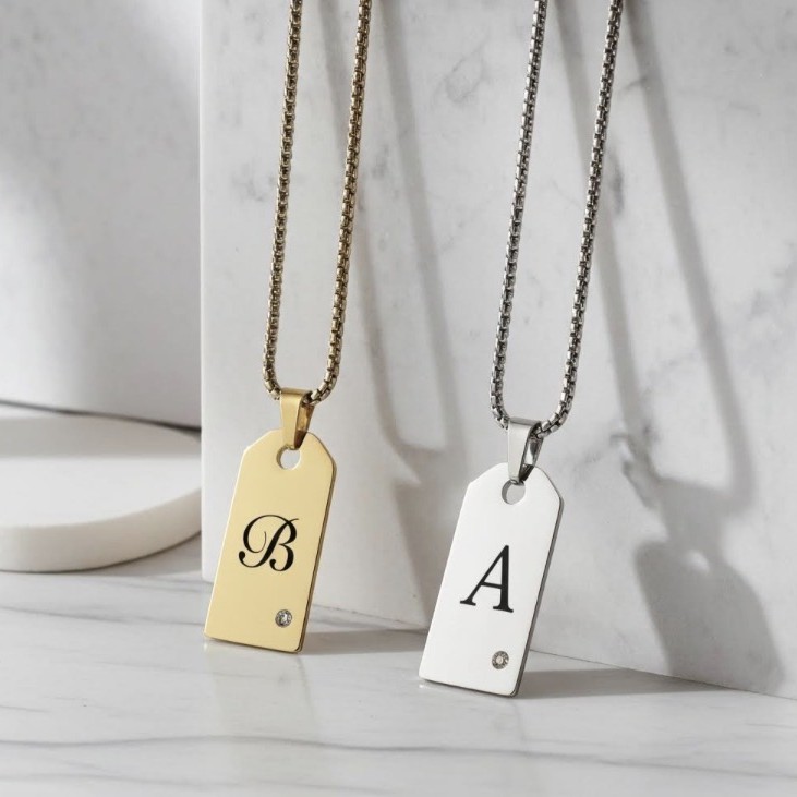 Гравиран медальон с буква и цирконий