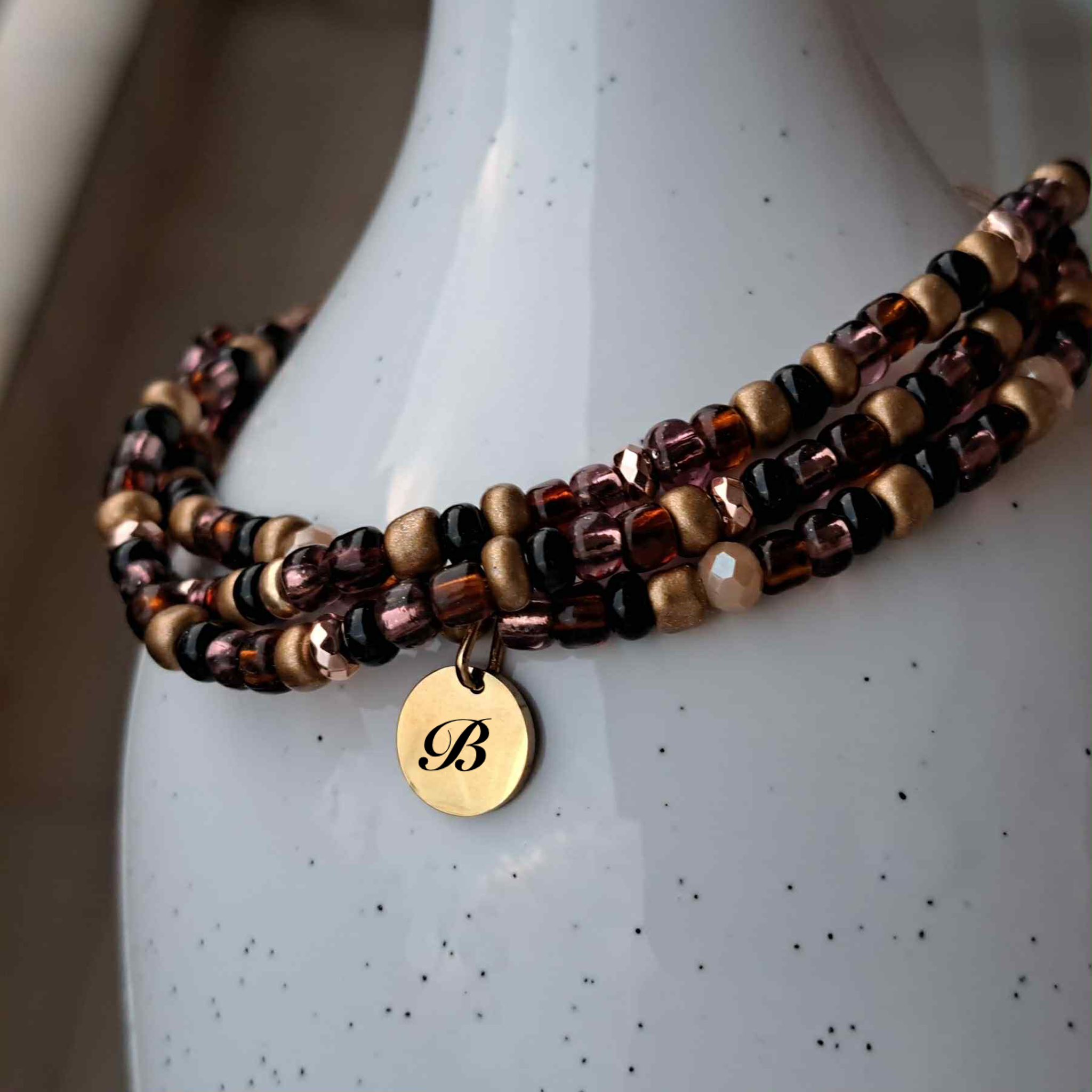 гривна с три реда мъниста и гравирана висулка подарък