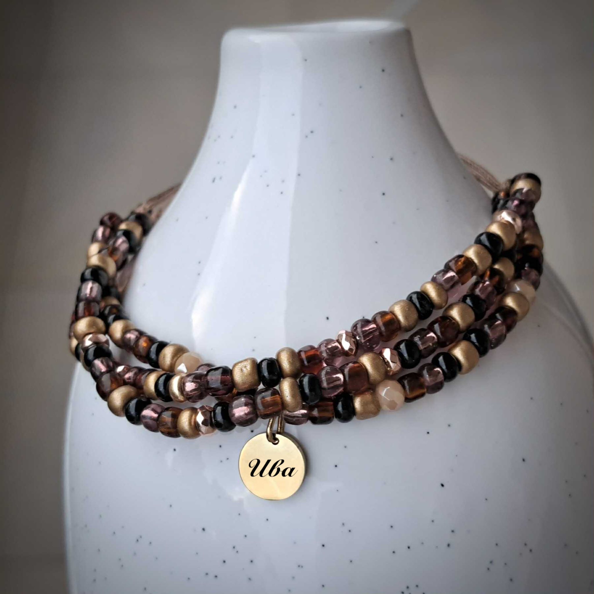 гривна с три реда мъниста и гравирана висулка подарък