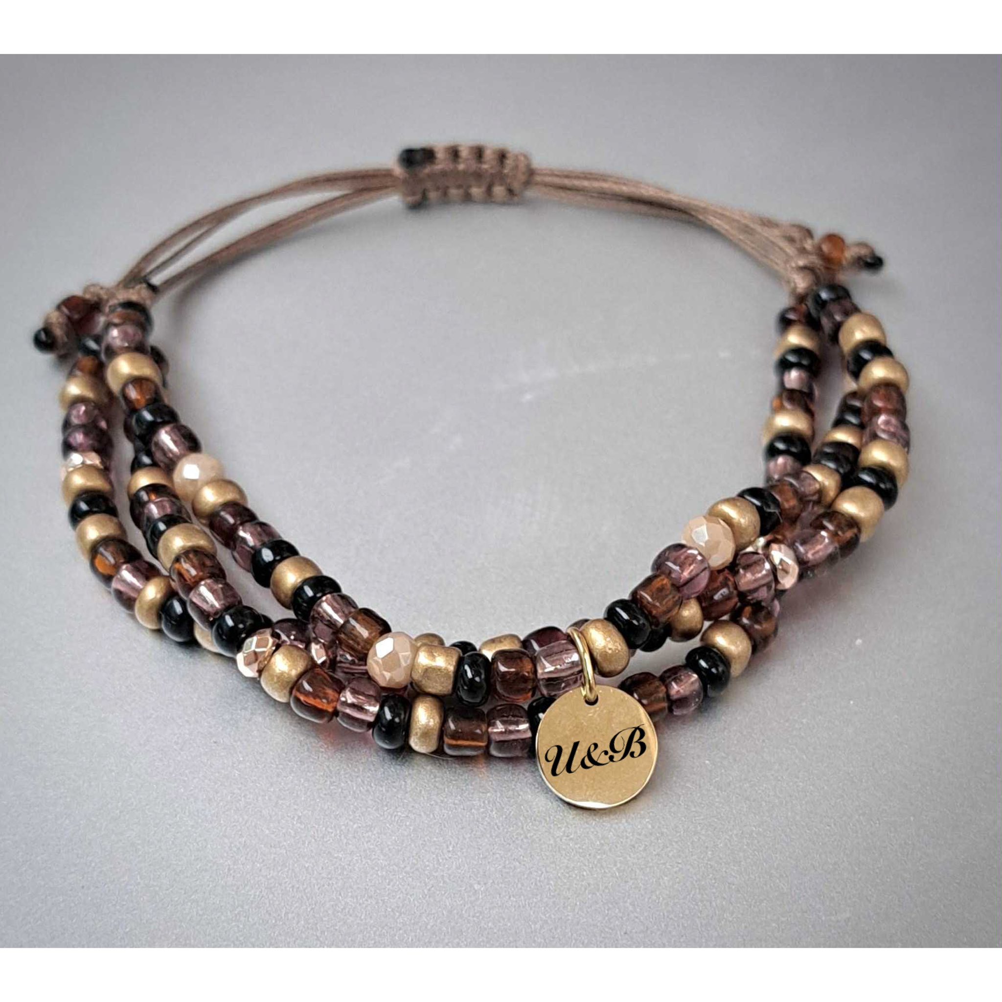 гривна с три реда мъниста и гравирана висулка подарък