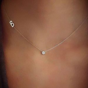 колие със странична буква В и бяло камъче подарък