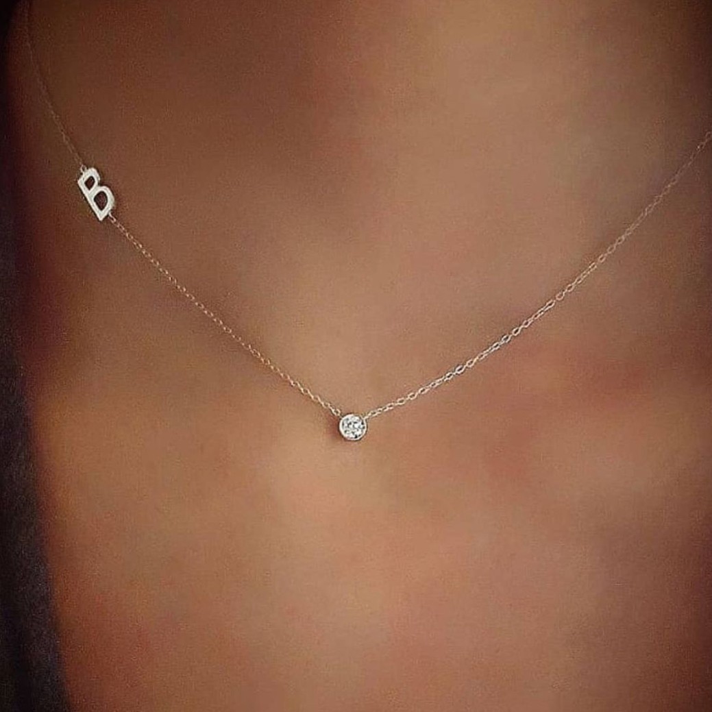 колие със странична буква В и бяло камъче подарък