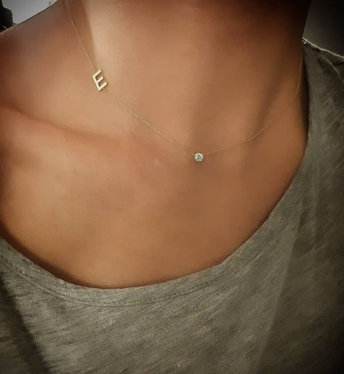 колие със странична буква Е и бяло камъче подарък