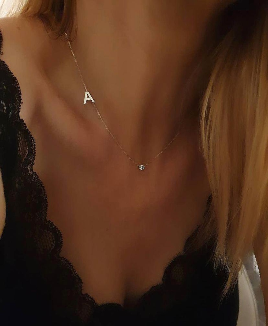 колие с буква А и цирконий подарък
