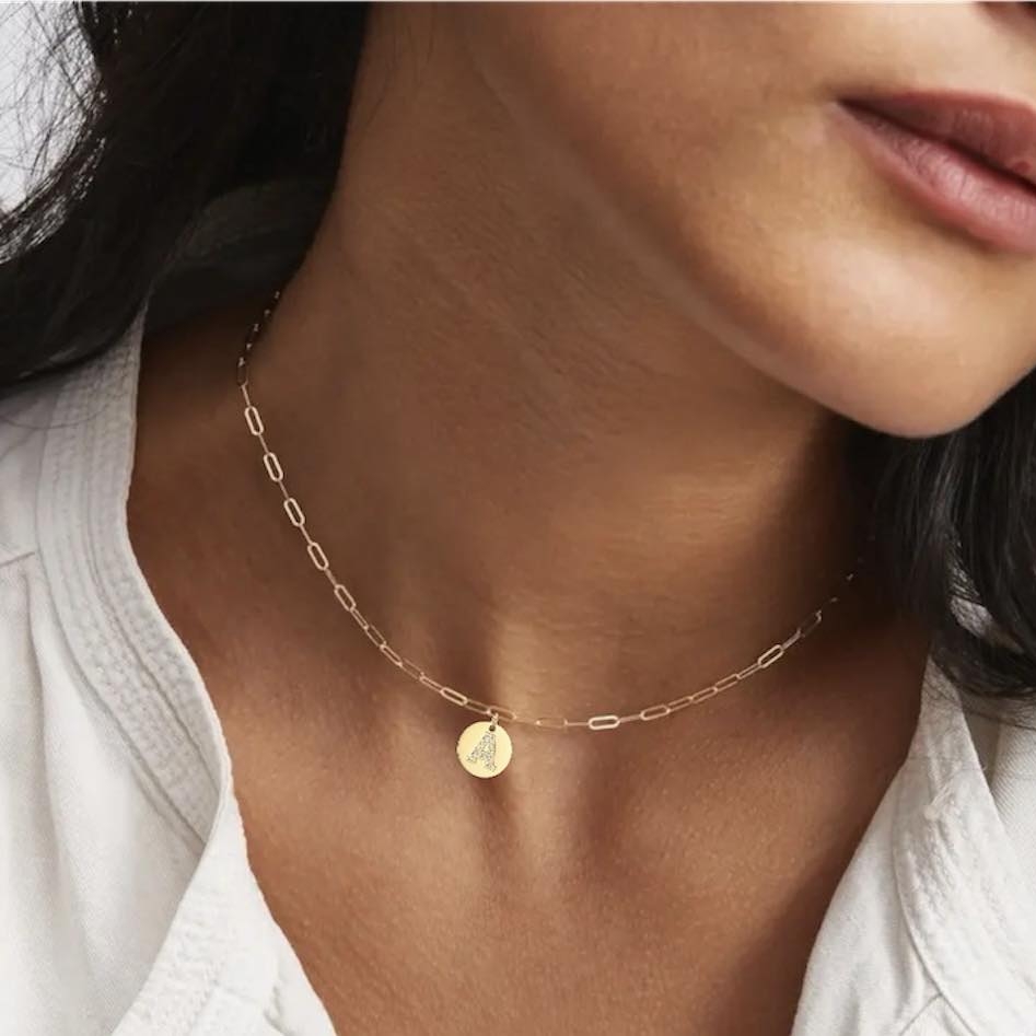 колие с буква А от цирконии подарък