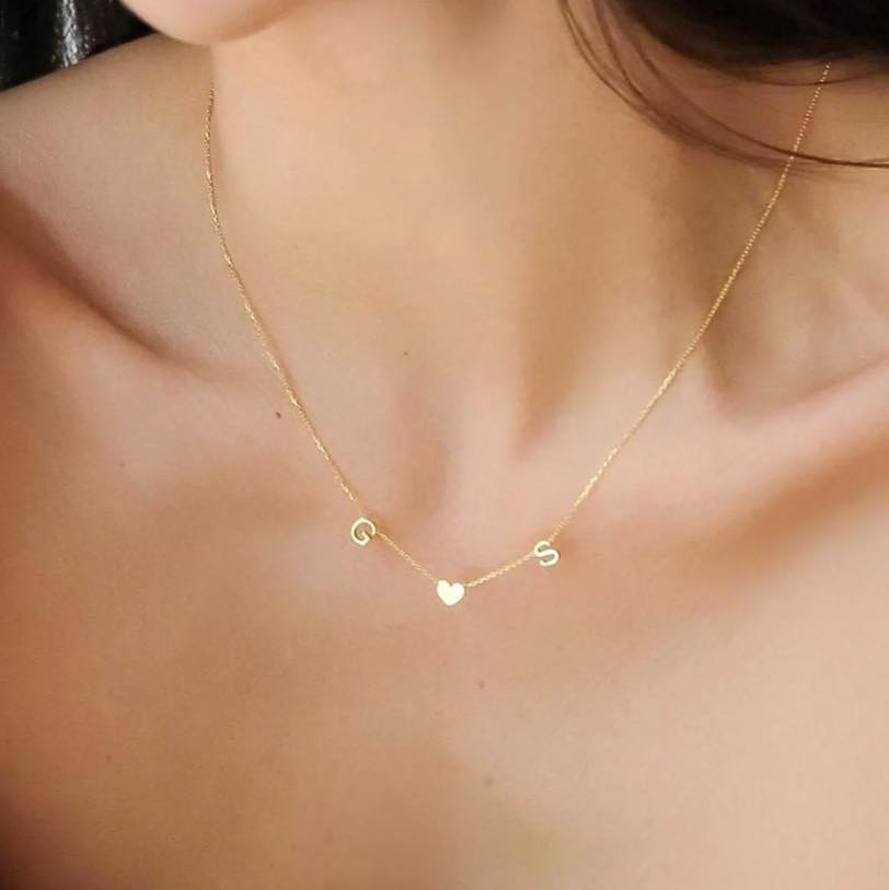 колие с букви и сърце