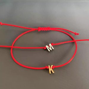 гривна с червен конец и буква подарък