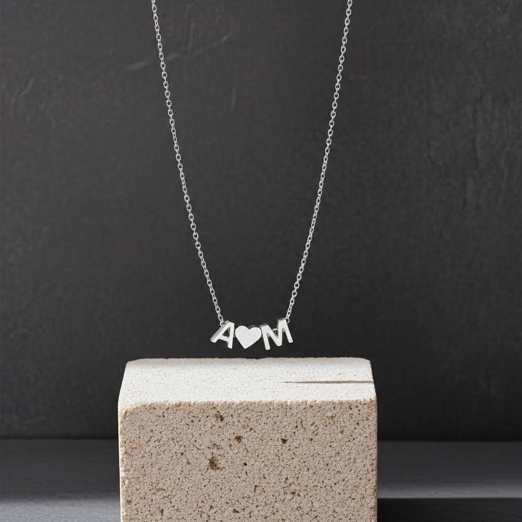 колие с две букви и сърце подарък