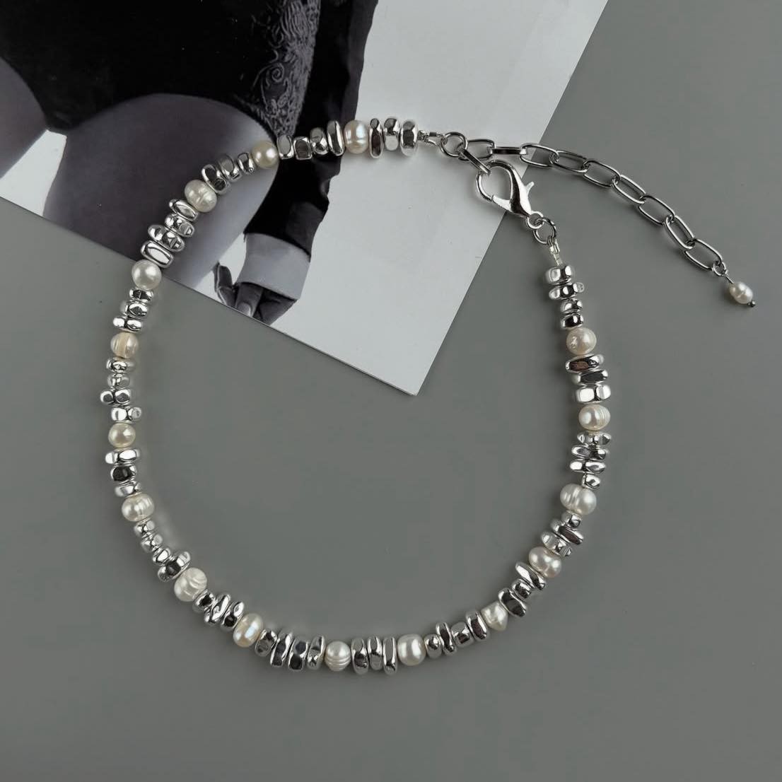 гривна с хематит и перли подарък