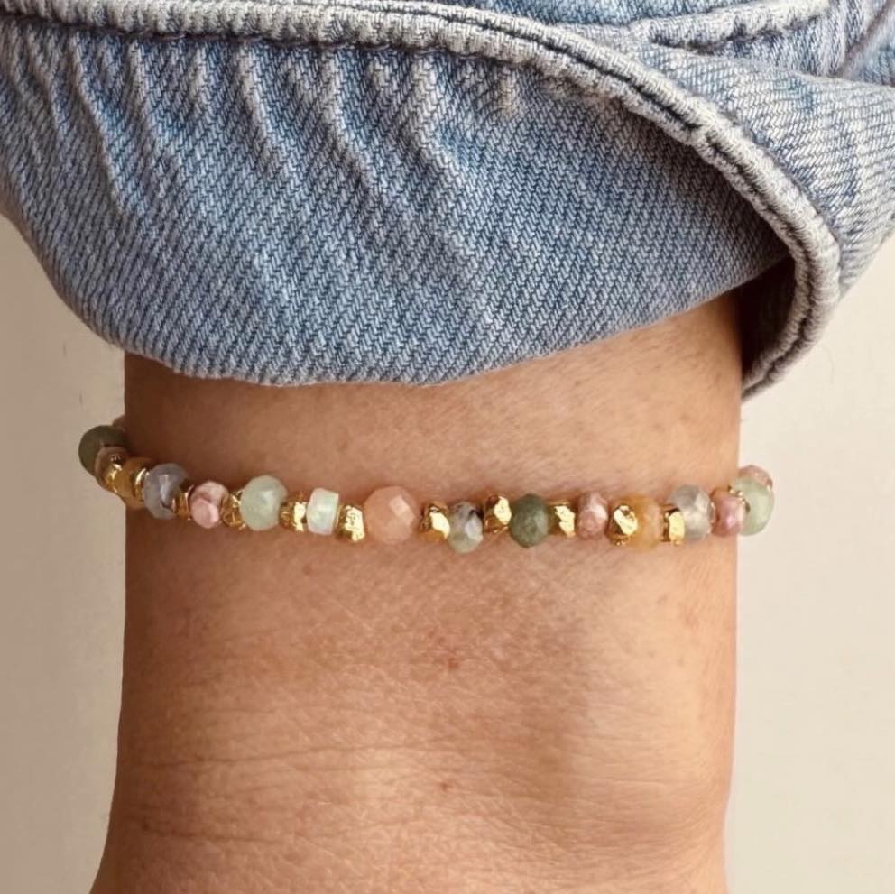 гривна със златисти мъниста и естествени многоцветни камъни подарък