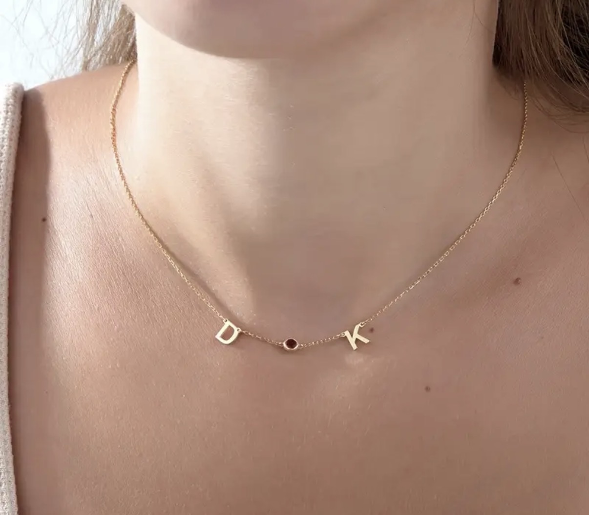 колие с букви с рожден камък