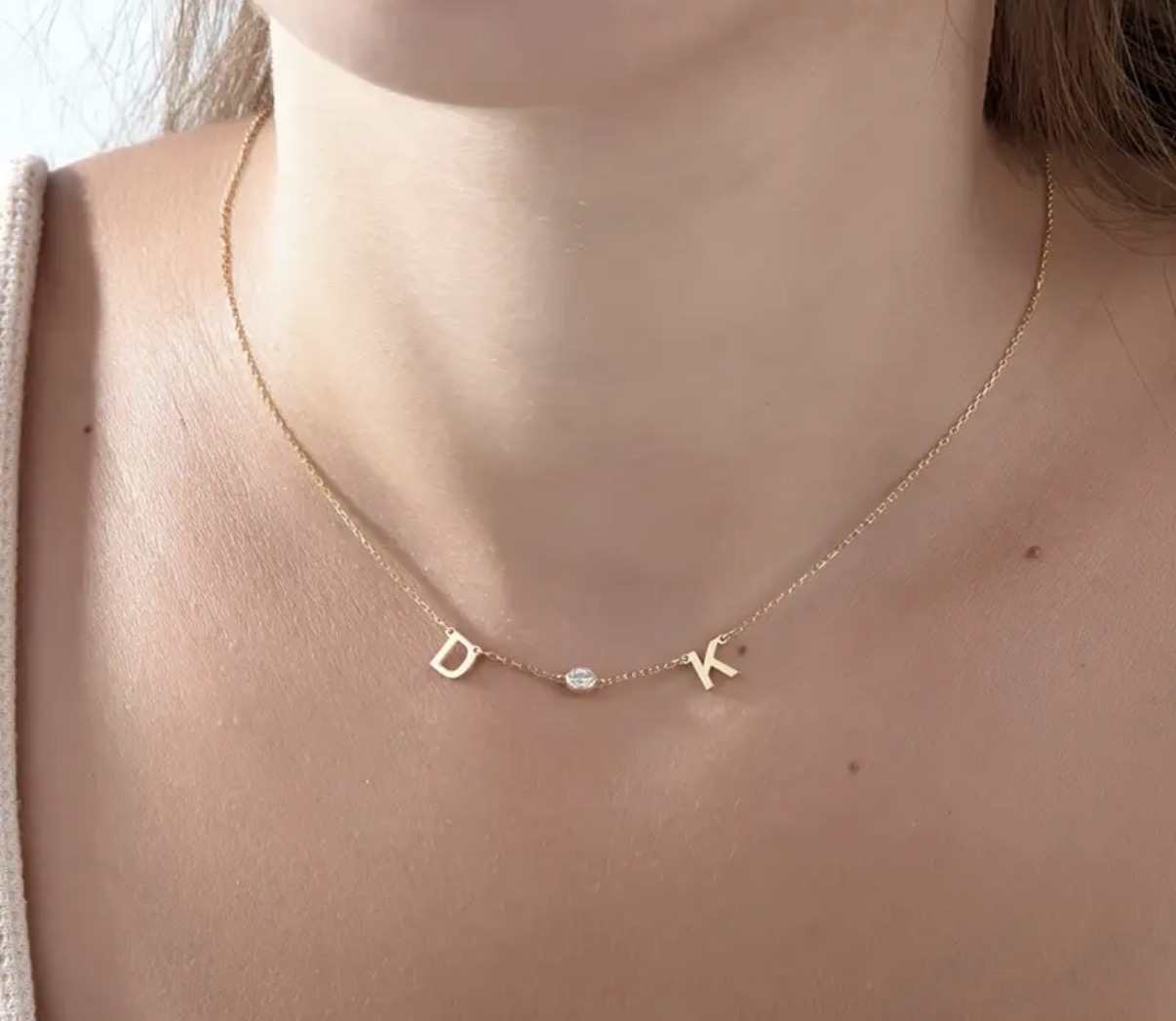 колие с букви с рожден камък