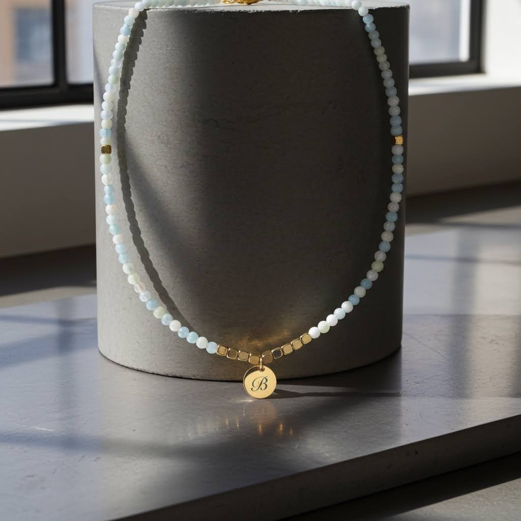 колие с морганит и гравирана висулка с буква подарък