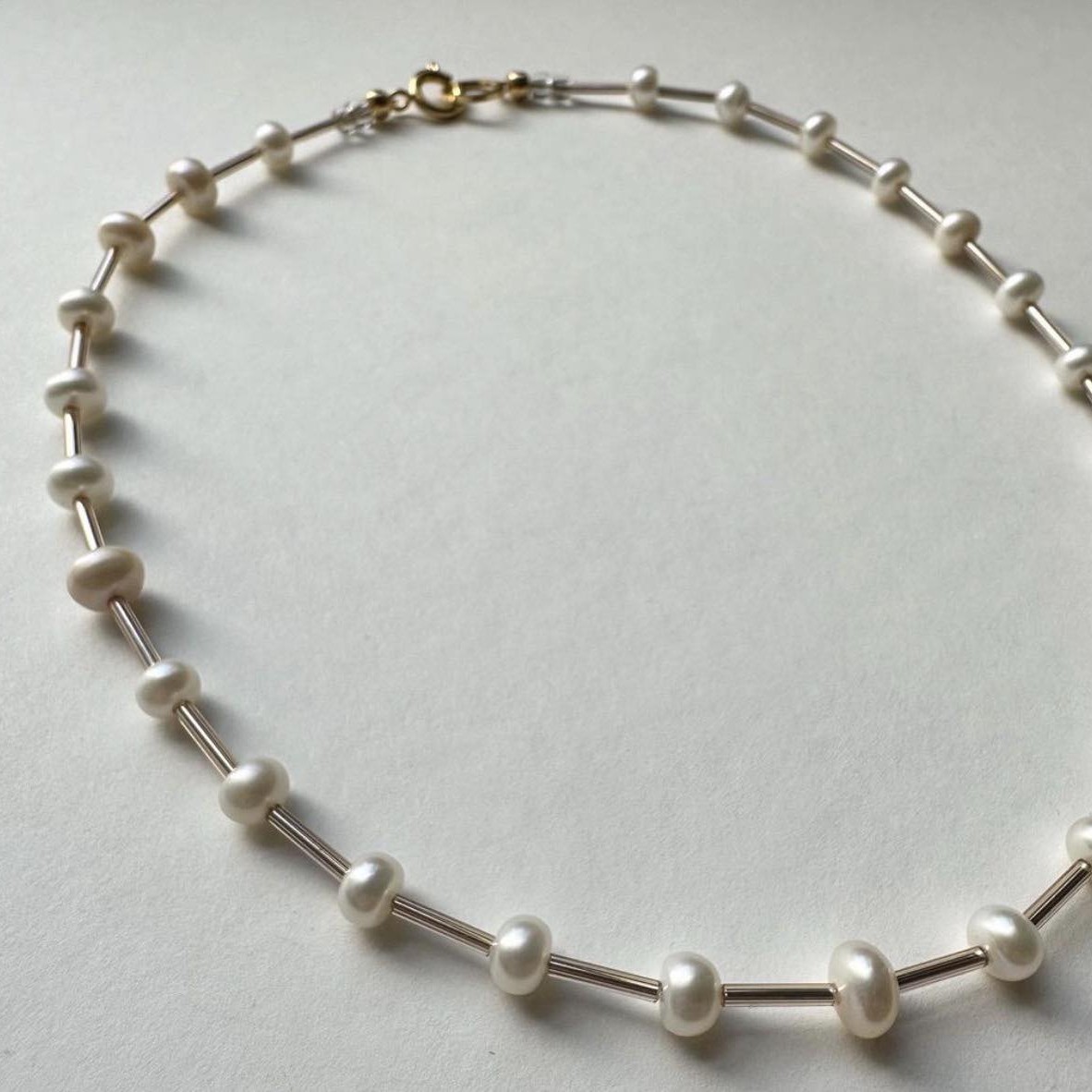 Колие с естествени перли и златисти елементи подарък