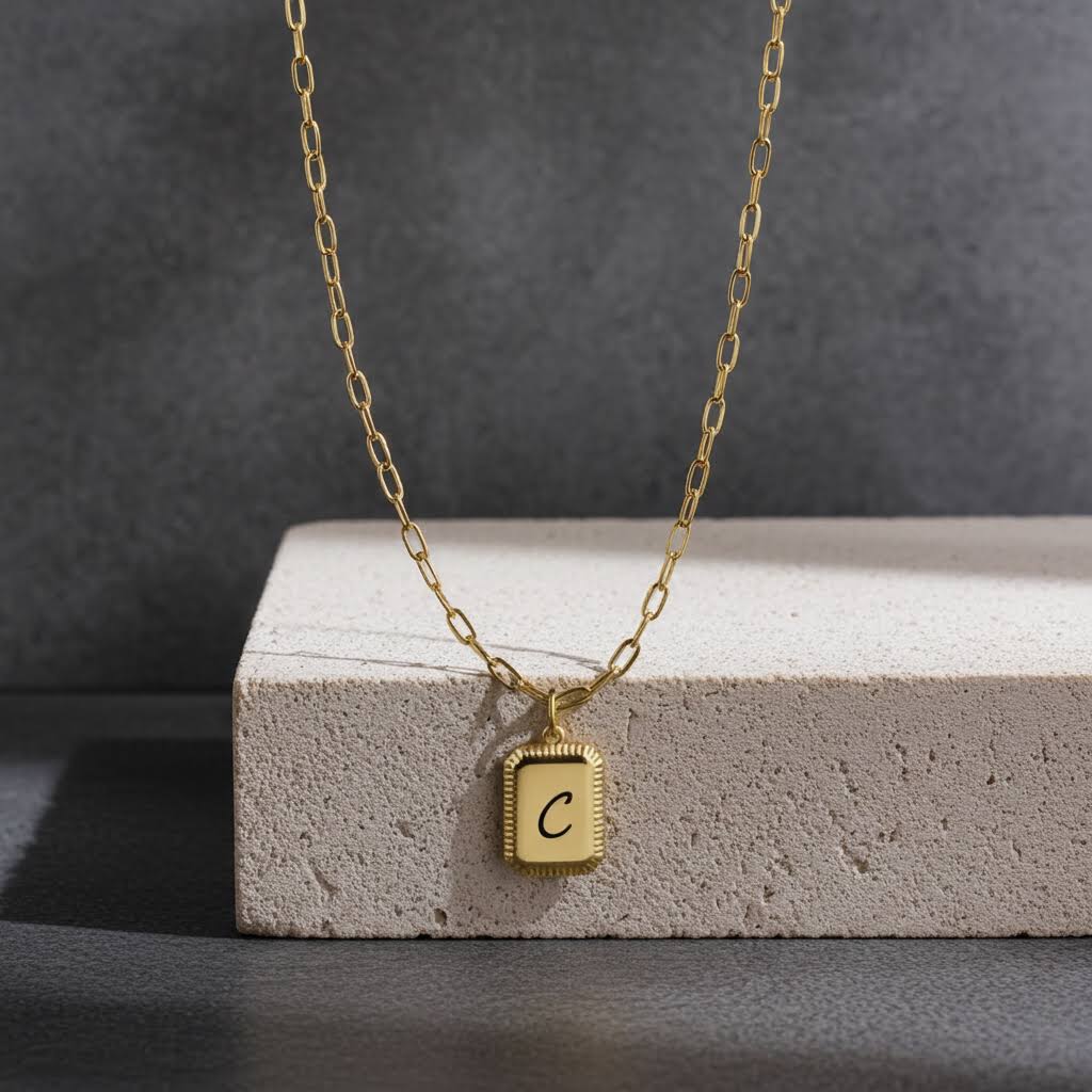 колие с гравирана правоъгълна висулка с буква подарък