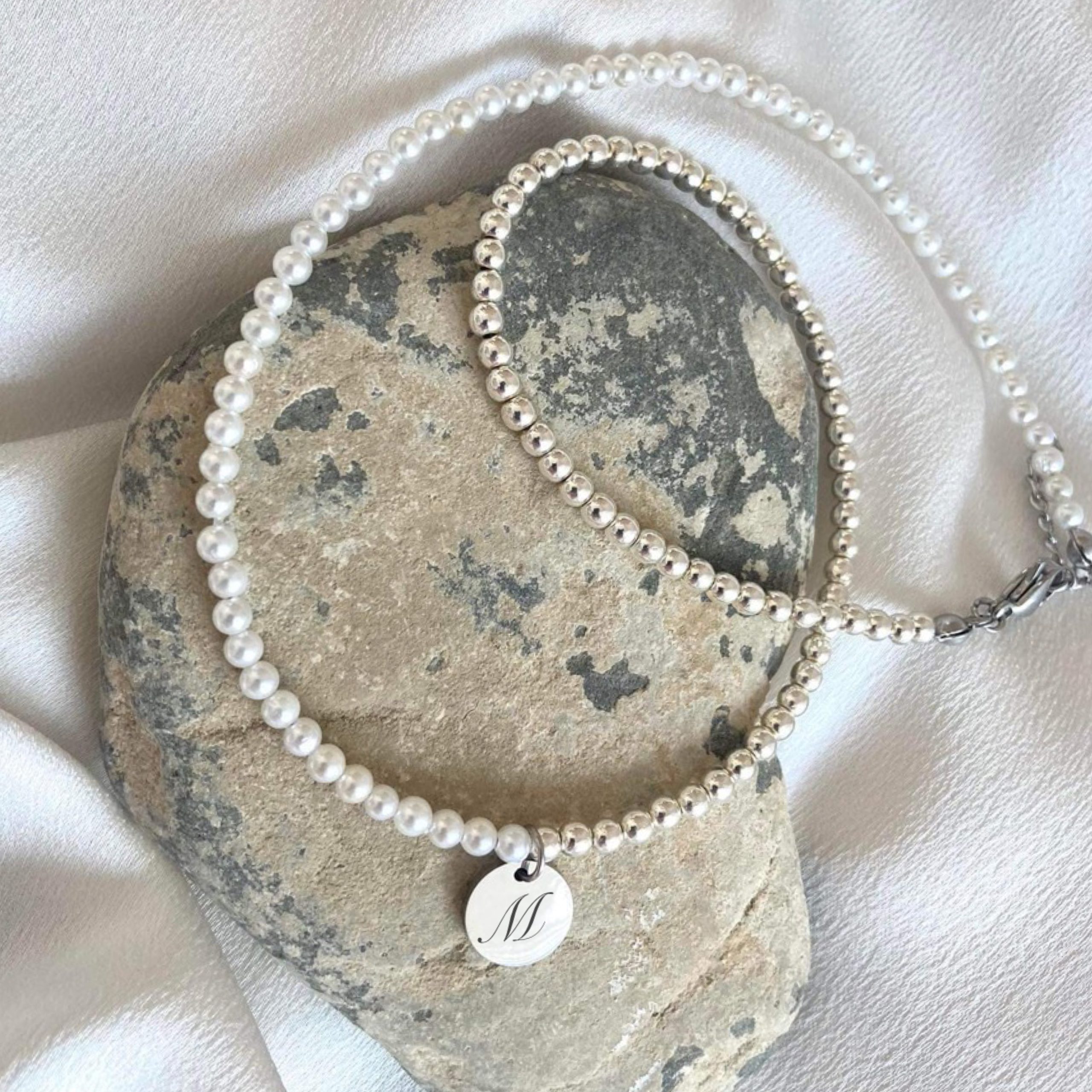 ръчноизработено колие с перли и сребрест хематит с гравирана буква М подарък