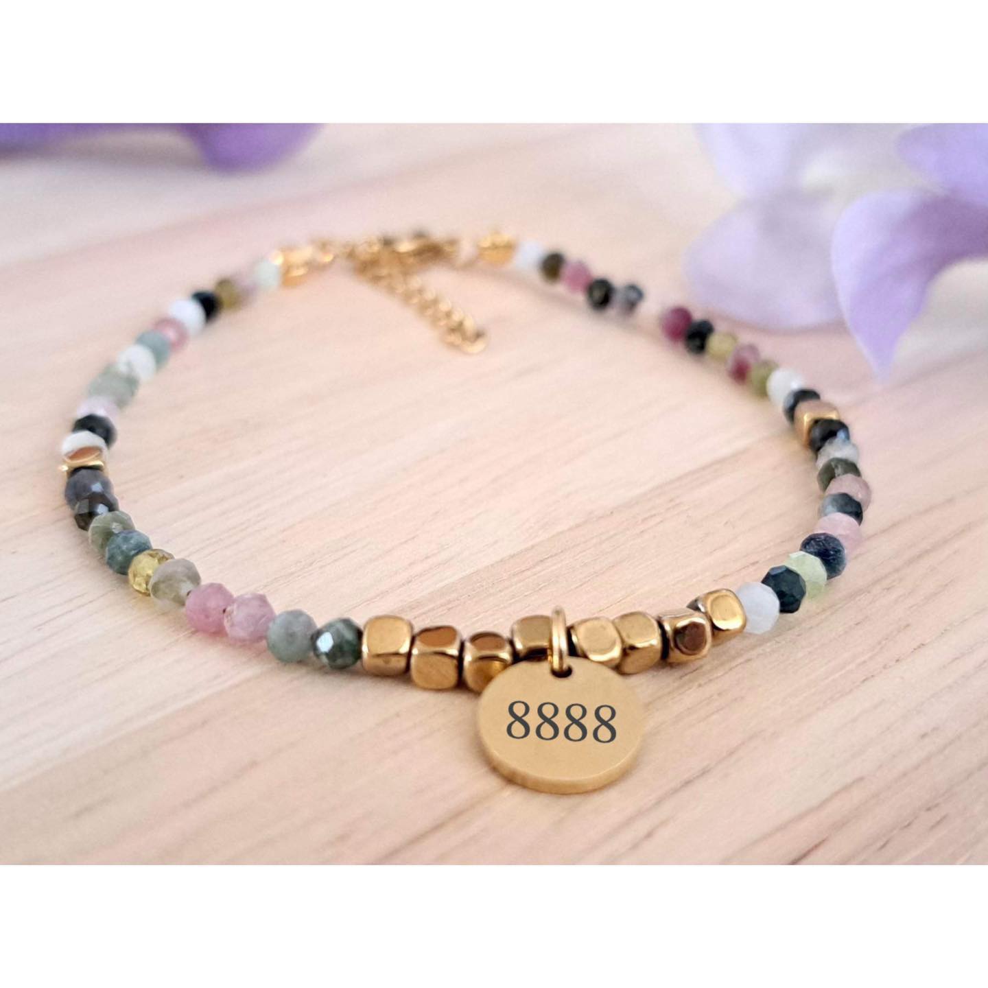 гривна от турмалин с гравирана висулка с 8888 подарък