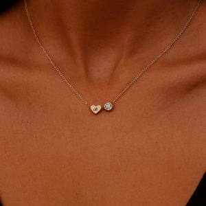 колие с гравирано сърце с буква и камъче подарък