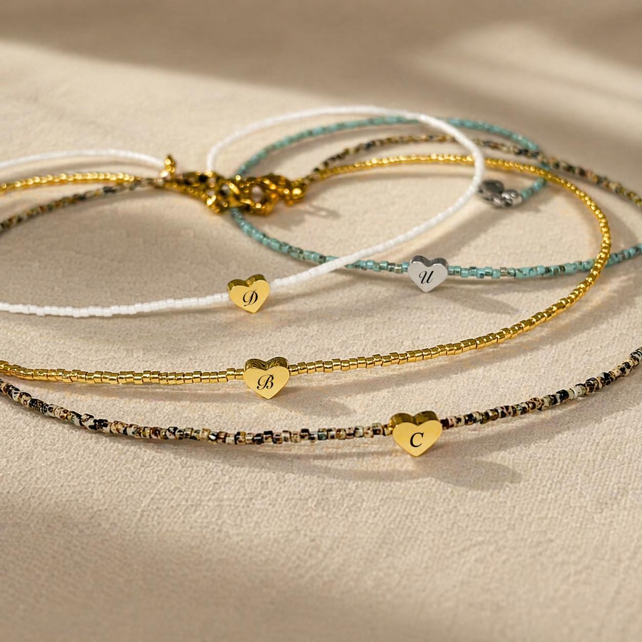 колие с гравирано сърце с буква и мъниста миюки подарък