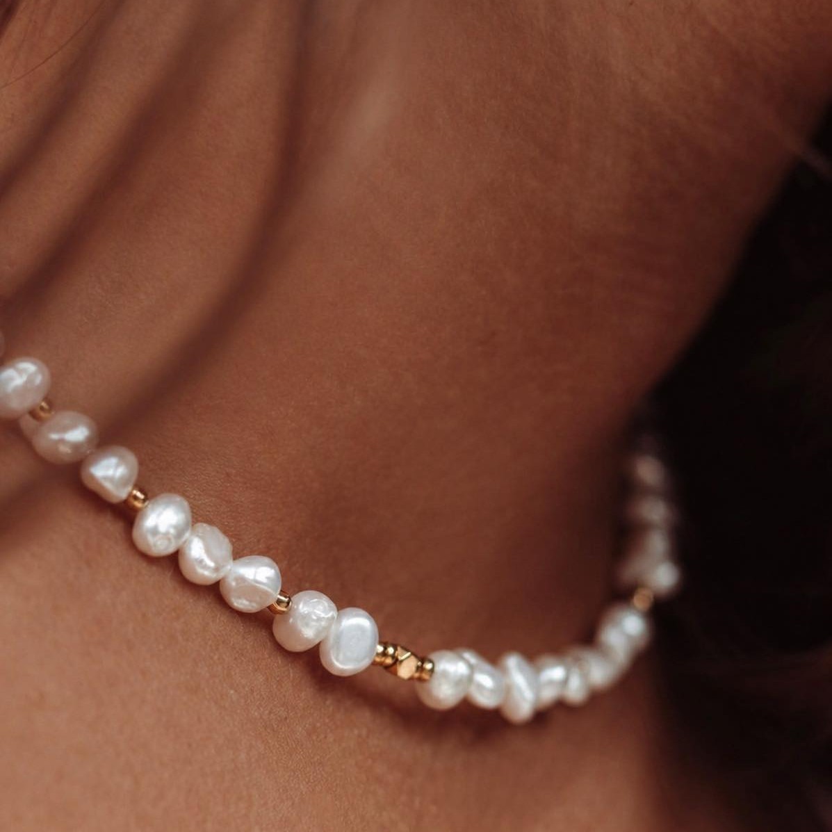 Колие с естествени перли и златисти елементи подарък