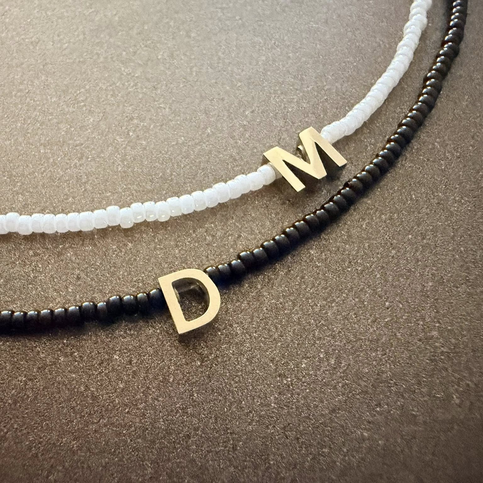 колие по врата с буква и перлени мъниста подарък
