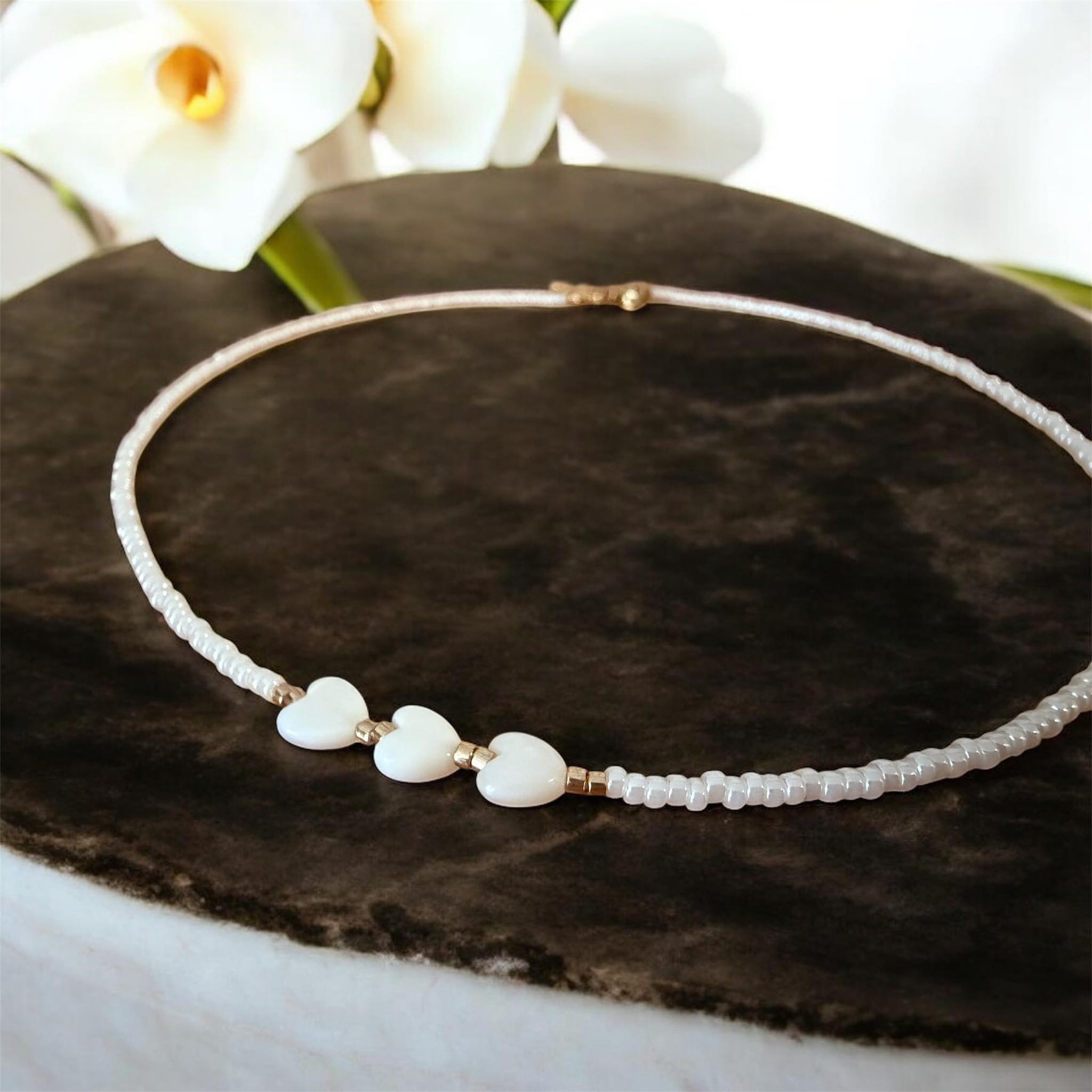 Бяло колие със седефени сърца подарък