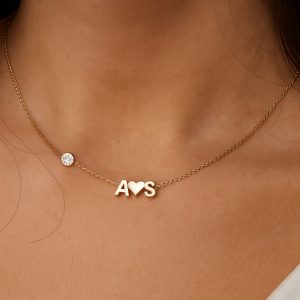 колие с две букви сърце и бяло камъче подарък