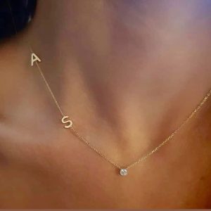 колие с две букви и цирконий подарък