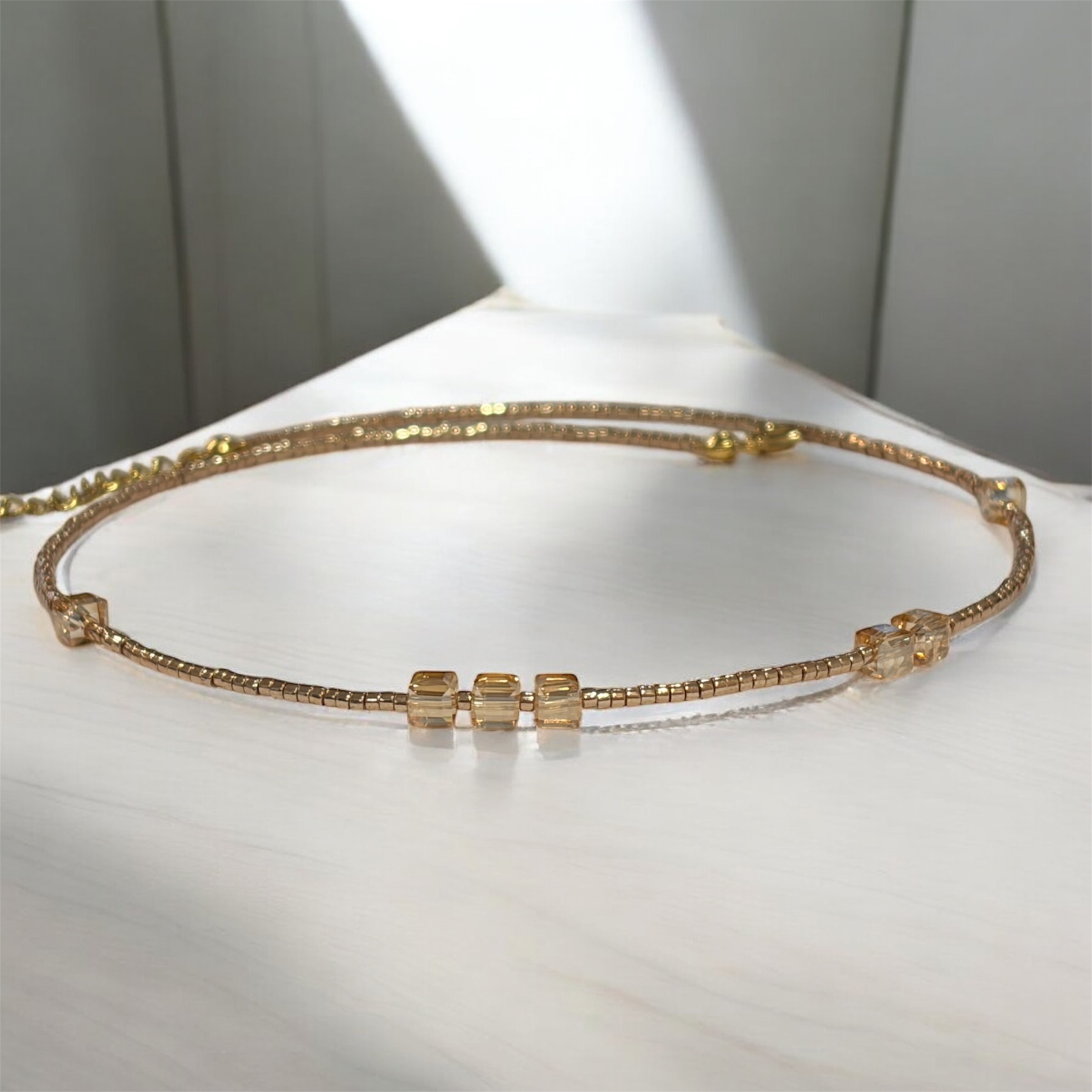 Колие с кристални кубчета