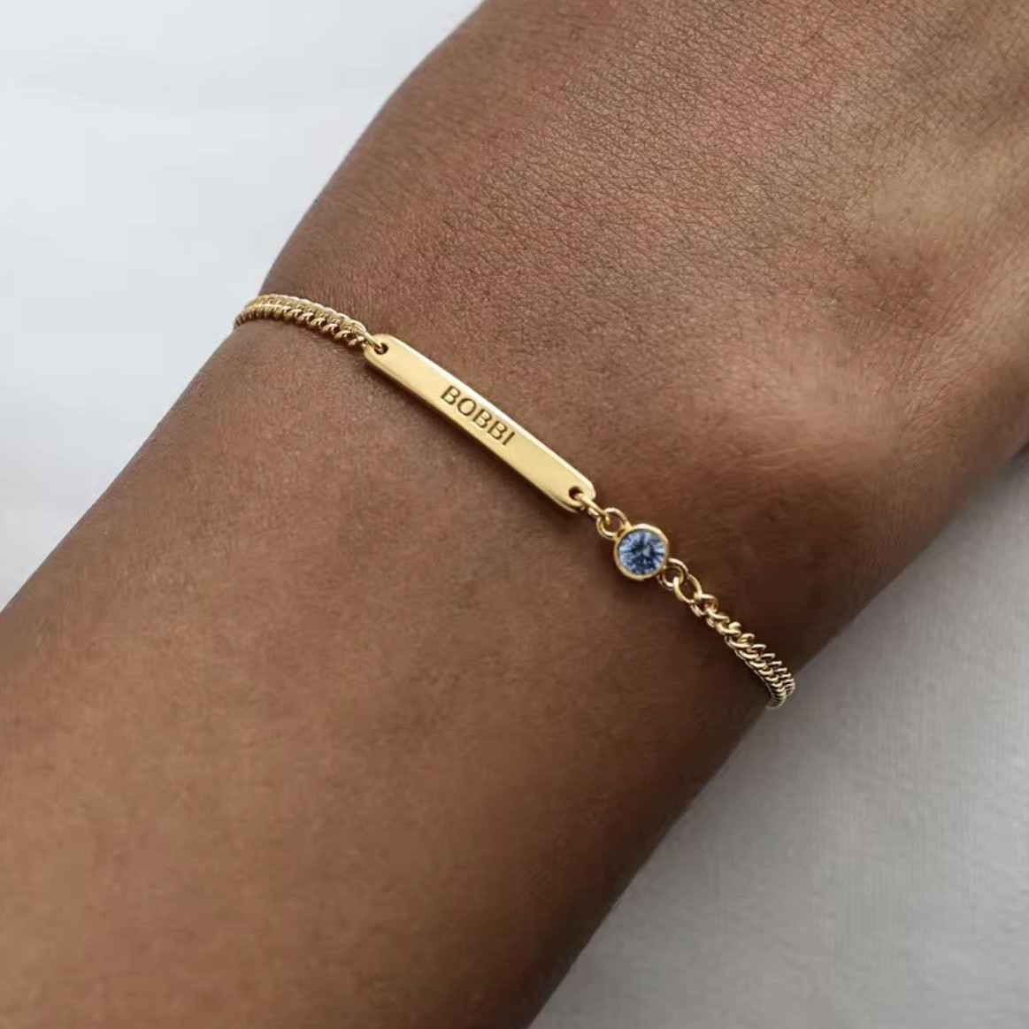 гривна с гравирано име и цирконий подарък