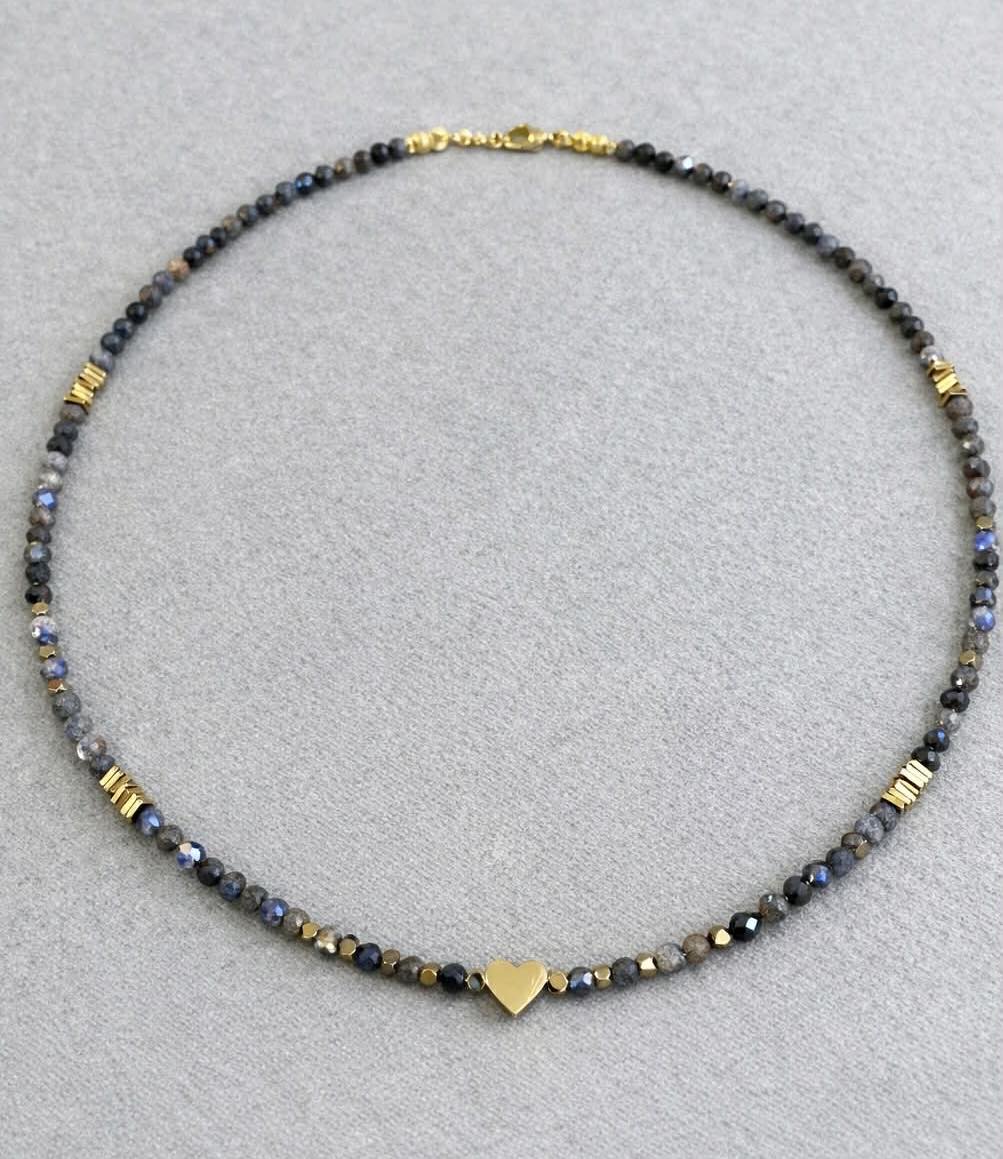 Колие със сапфир, хематит и сърце подарък