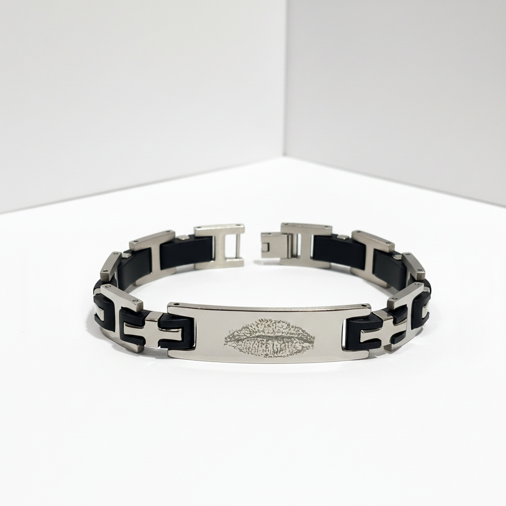 гривна с гравирана снимка на устни