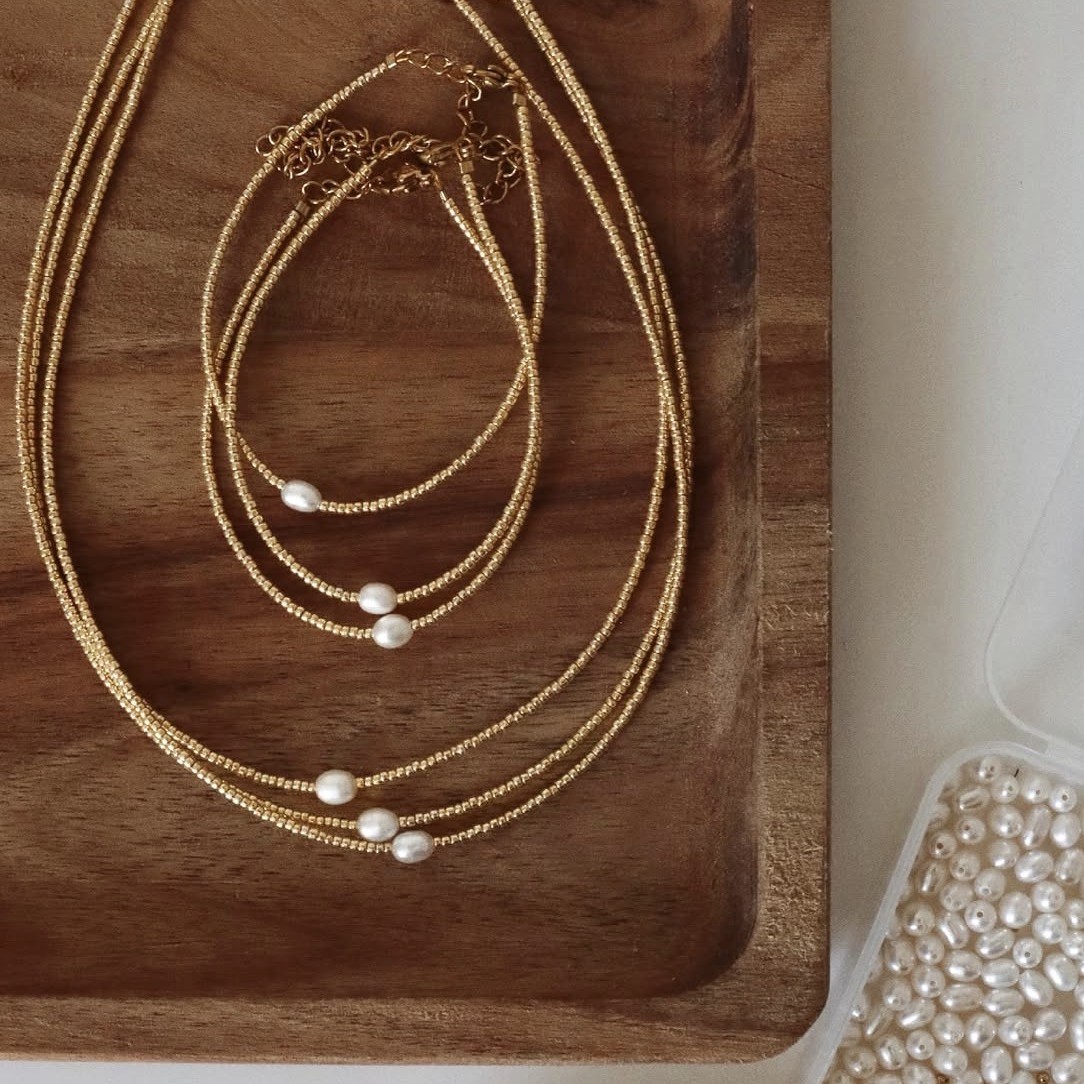 колие по врата с мъниста и естествена перла