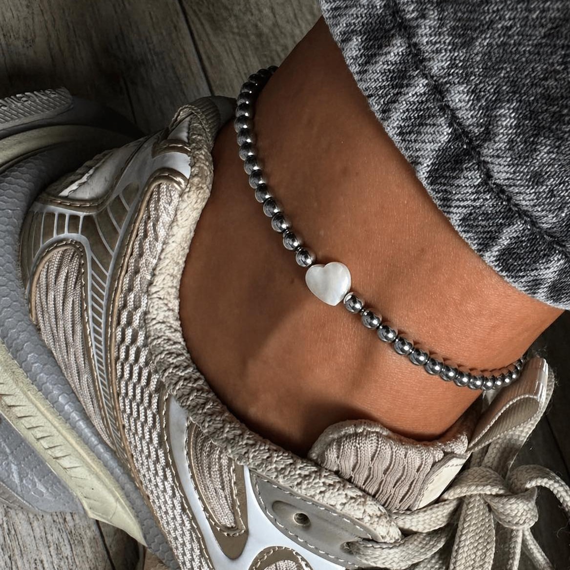 гривна за глезен с хематит и седефено сърце подарък