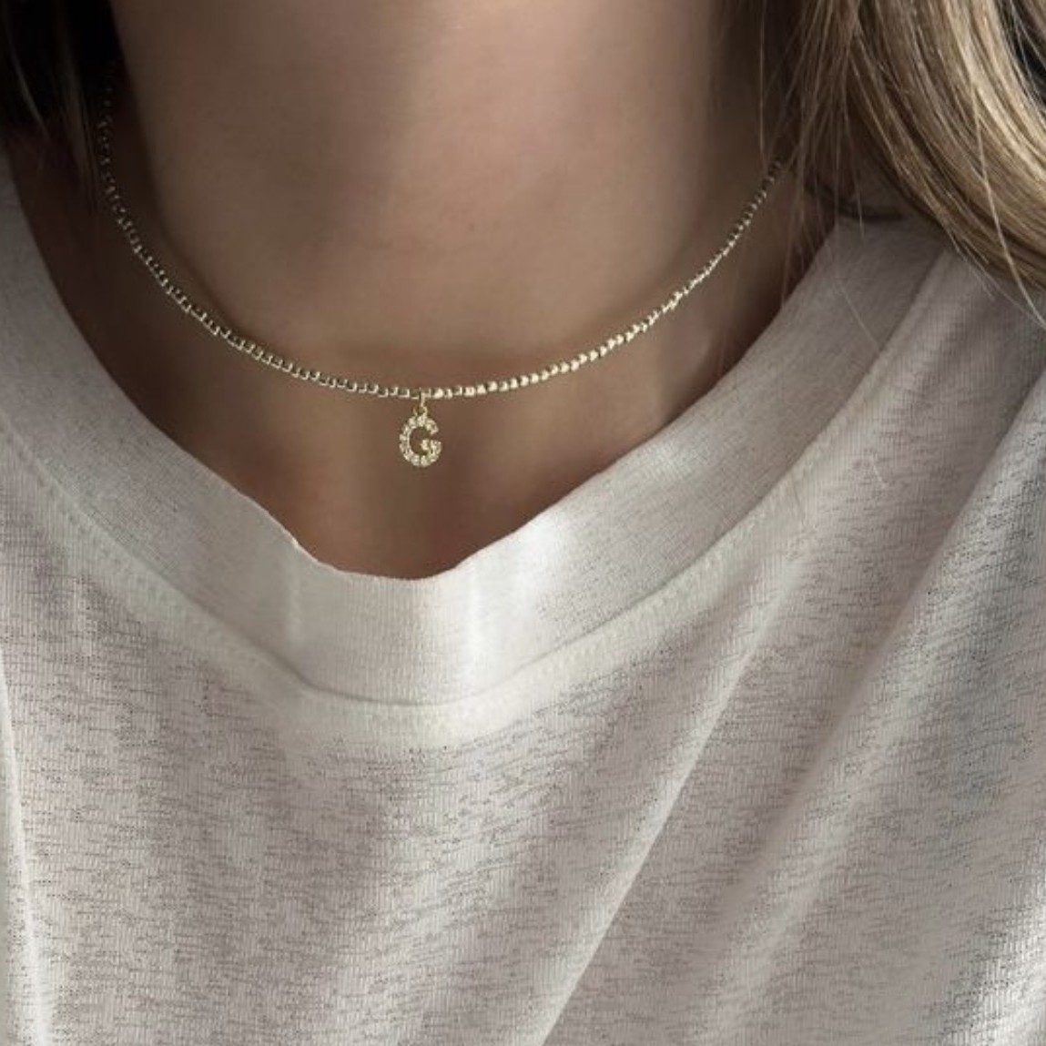 колие със златисти мъниста и буква с цирконии