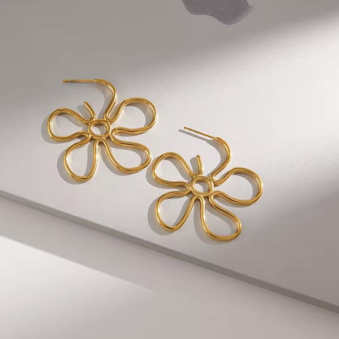 обеци с цвете подарък